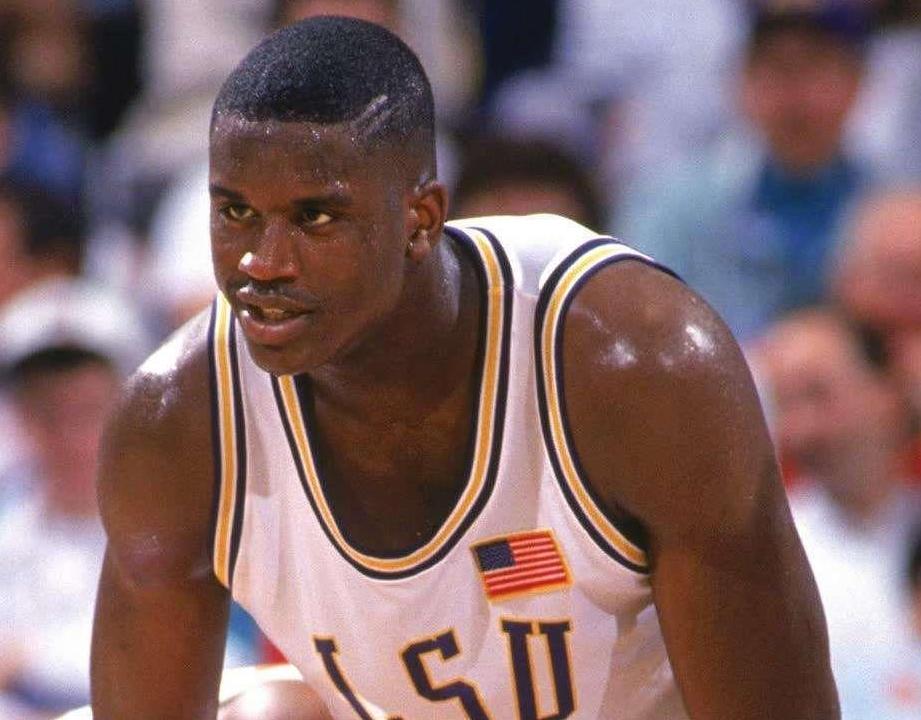 为5后卫形 为5后卫形